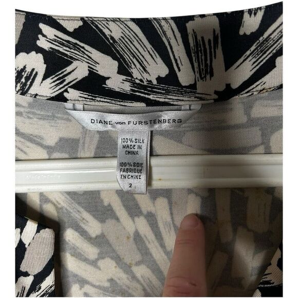 Diane Von Fursteberg Black Cream All OVer Print Silk Wrap Mini Dress Size 2 - Picture 7 of 14